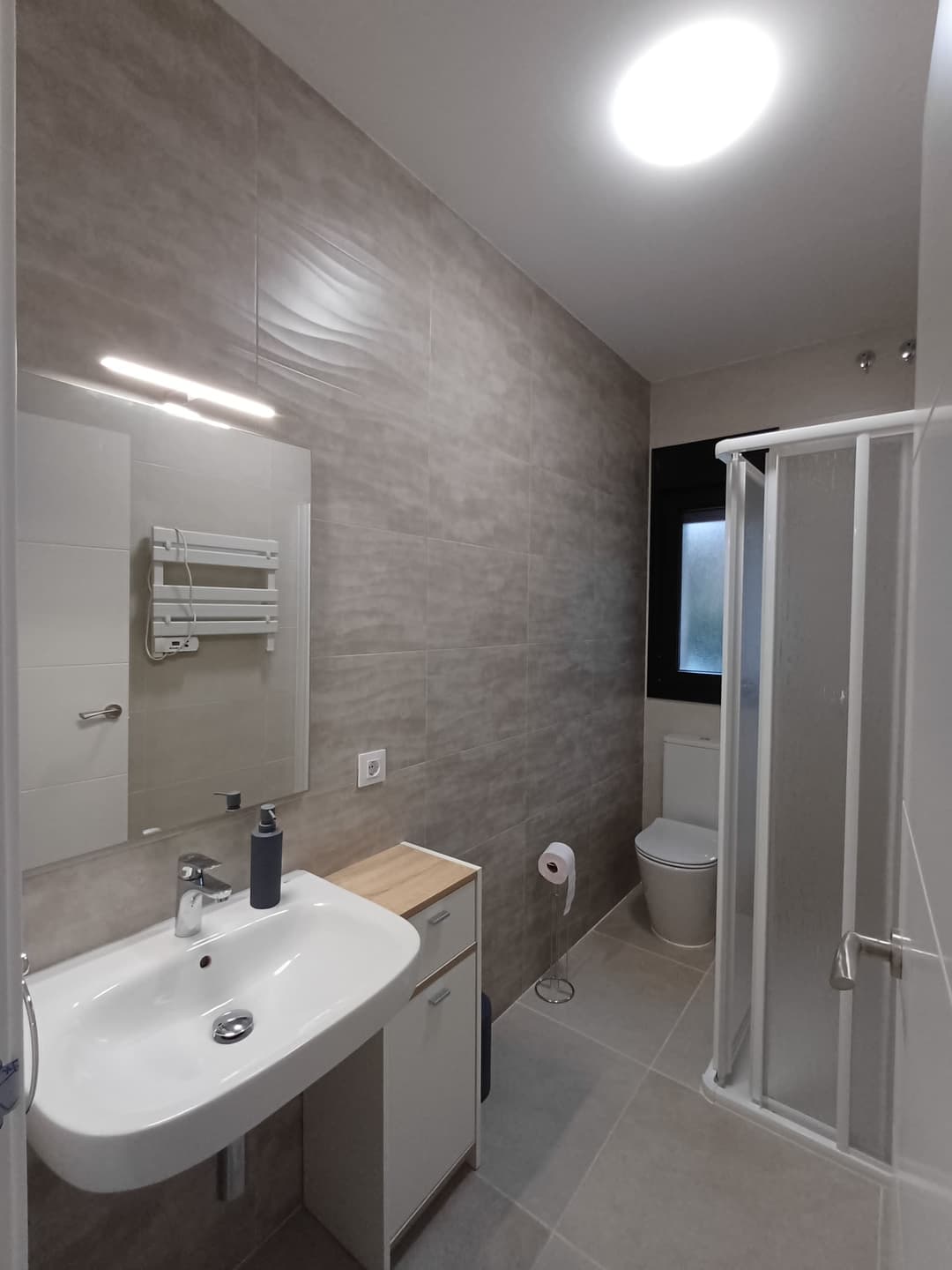 Carrusel de imágenes de la Habitación El Encinar, con baño privado y decoración moderna. - Imagen 7