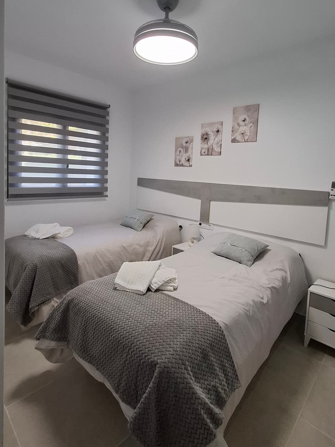 Carrusel de imágenes de la Habitación El Encinar, con baño privado y decoración moderna. - Imagen 1