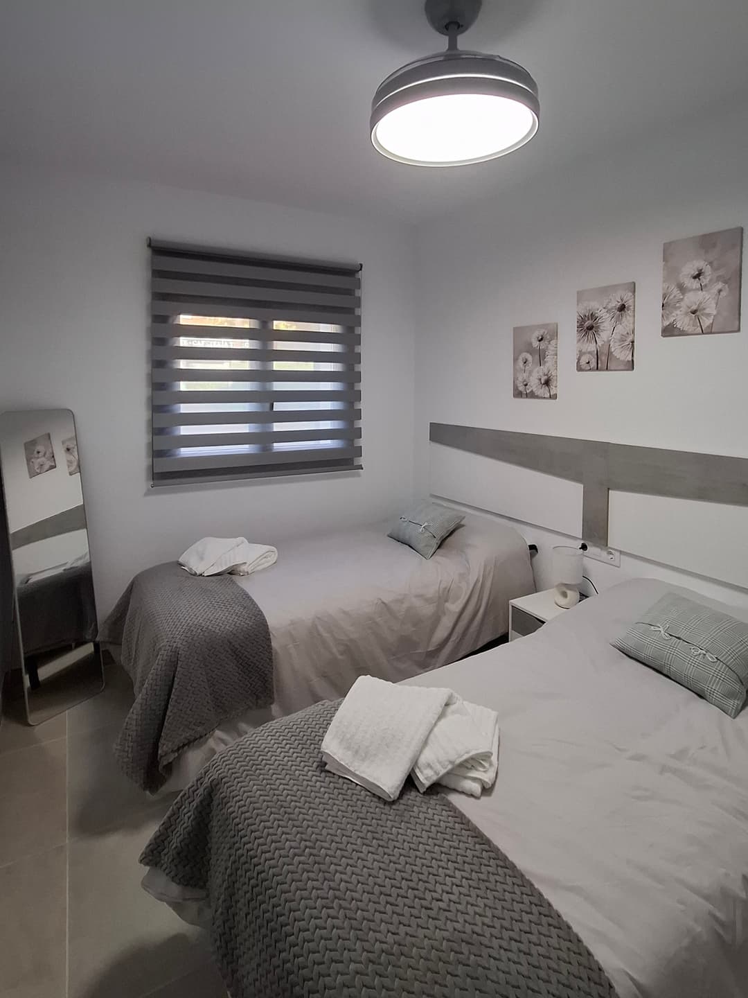 Carrusel de imágenes de la Habitación El Encinar, con baño privado y decoración moderna. - Imagen 5