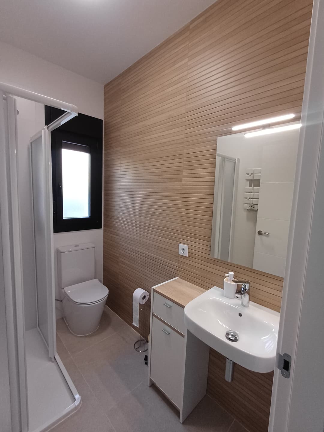 Carrusel de imágenes de la Habitación El Almendro, con detalles en madera y ambiente acogedor. - Imagen 6