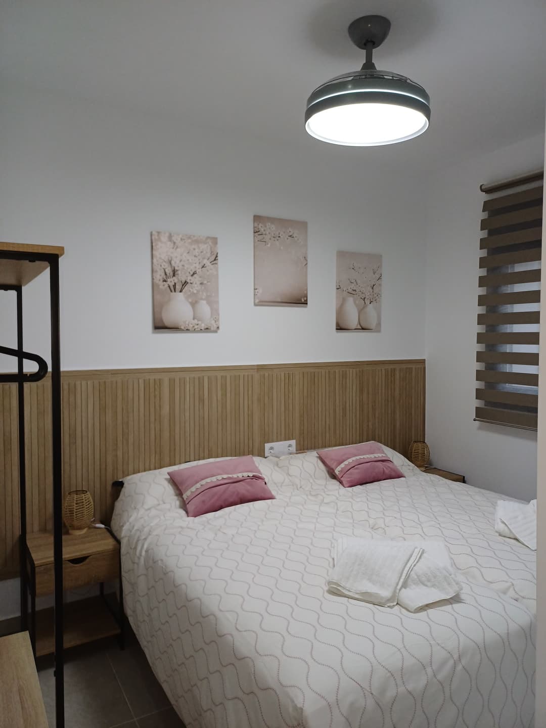 Carrusel de imágenes de la Habitación El Almendro, con detalles en madera y ambiente acogedor. - Imagen 1