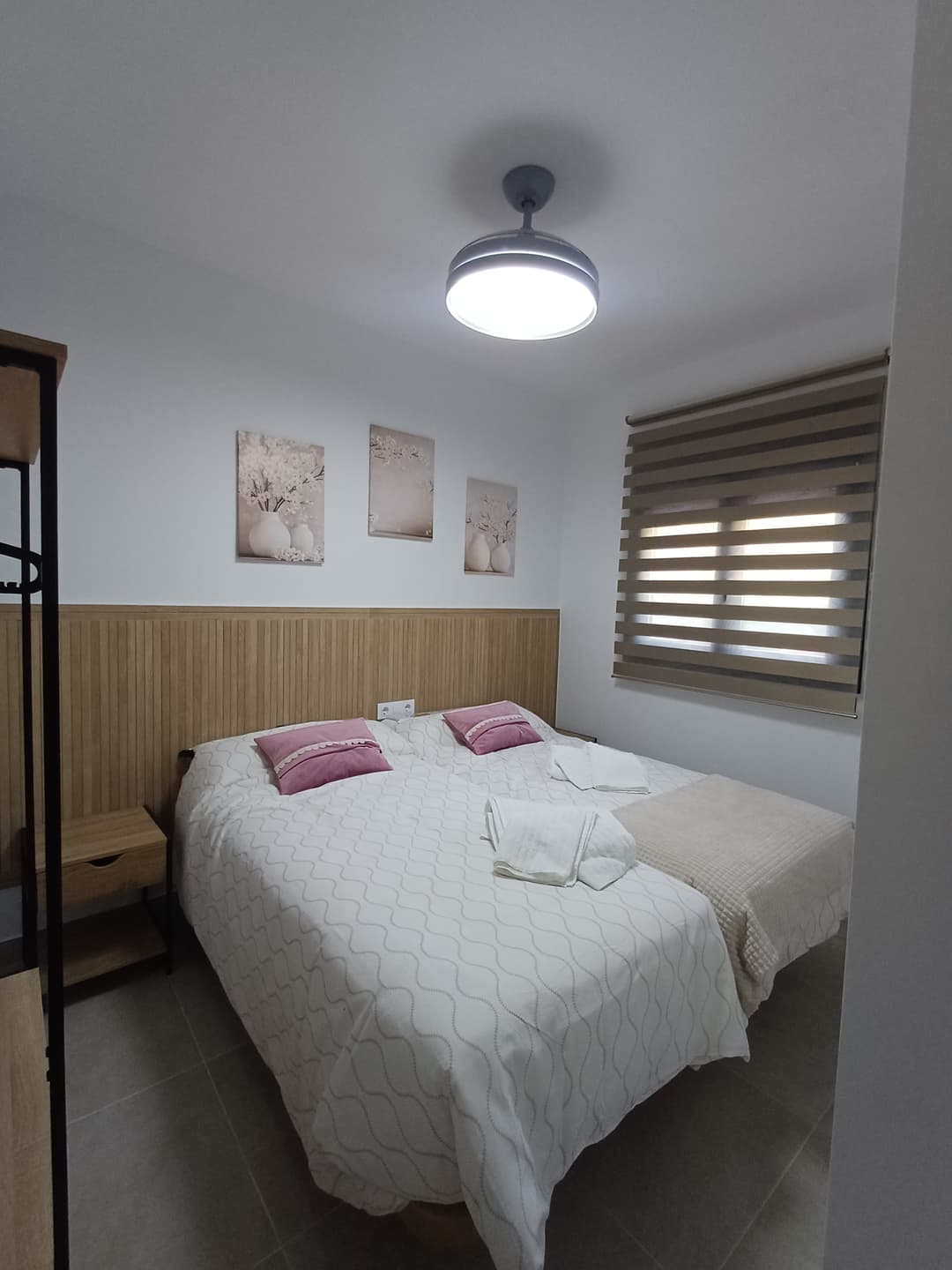 Carrusel de imágenes de la Habitación El Almendro, con detalles en madera y ambiente acogedor. - Imagen 4