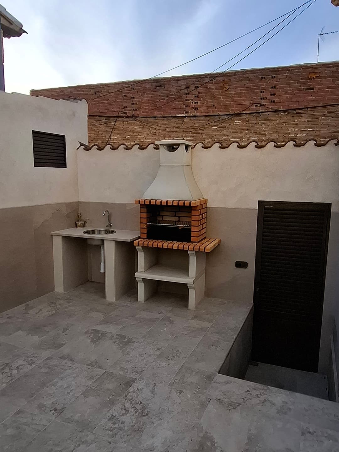 Patio exterior de La Jara Rosa con piscina, barbacoa y zona chill-out en Los Navalucillos. - Imagen 7