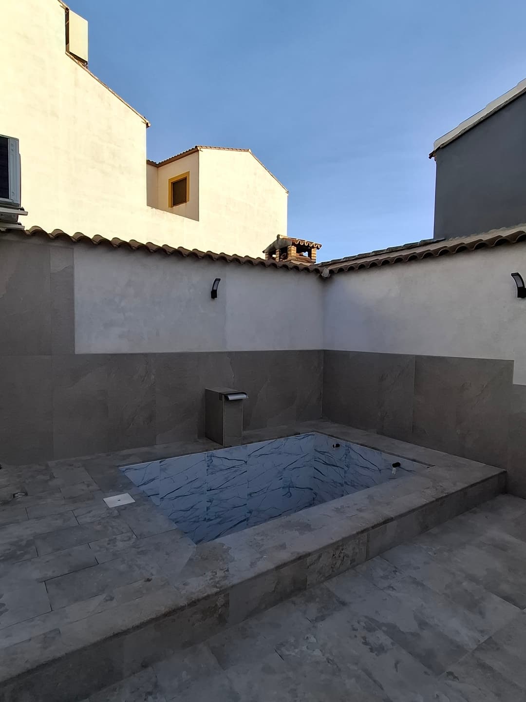 Patio exterior de La Jara Rosa con piscina, barbacoa y zona chill-out en Los Navalucillos. - Imagen 2