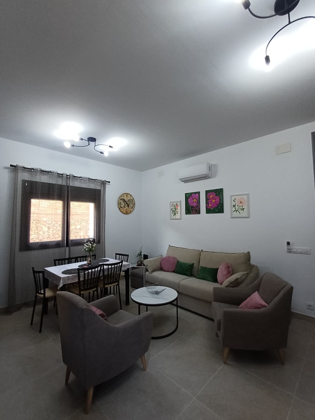 Salón comedor con cocina americana y sofá cama en la casa rural La Jara Rosa. - Imagen 2