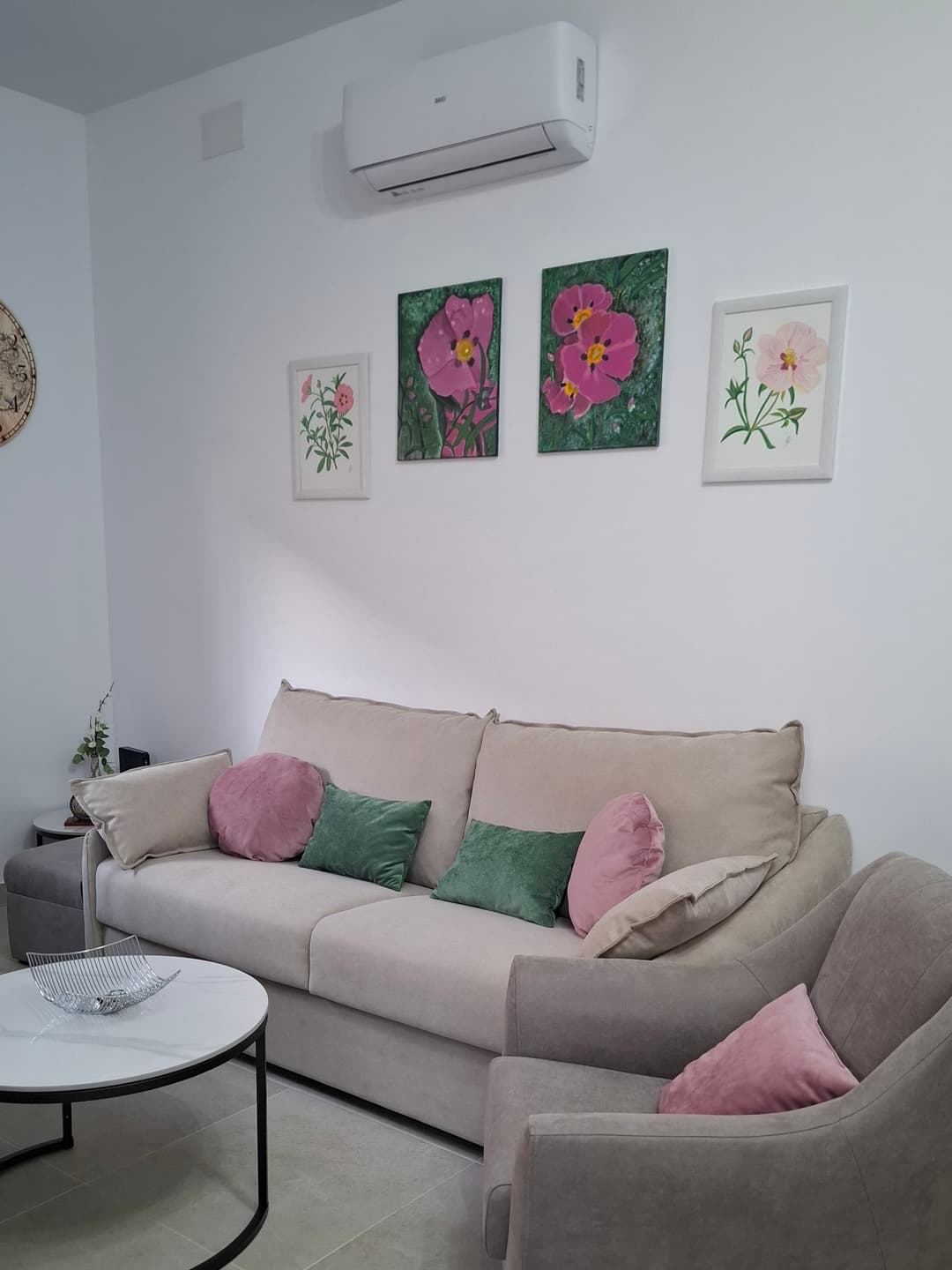 Salón comedor con cocina americana y sofá cama en la casa rural La Jara Rosa. - Imagen 6